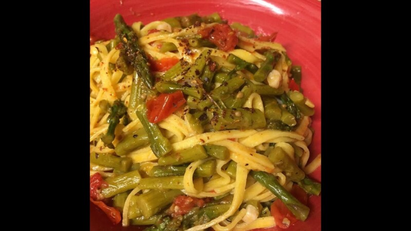 Pasta con asparagi e pomodorini