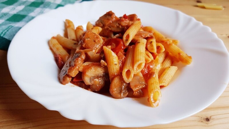 Pasta con funghi e pomodoro