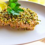 Salmone al forno con pistacchi e limone