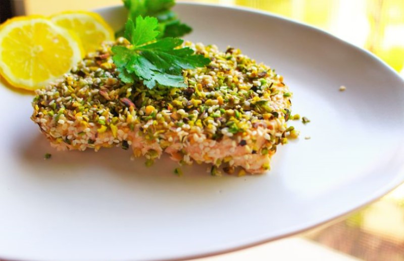 Salmone al forno con pistacchi e limone